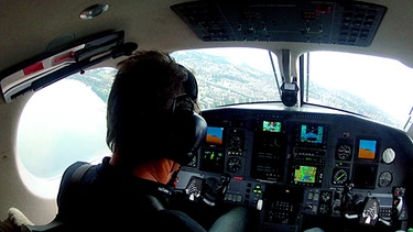 Das Cockpit eines Flugzeugs mit Pilot | Bild: BR