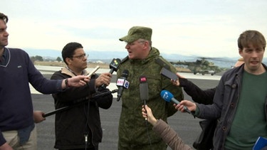 Ein russischer Befehlshaber spricht mit Journalisten | Bild: BR