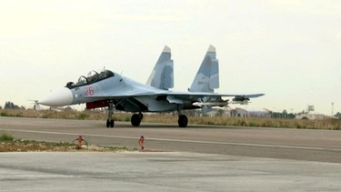 Ein russisches Kampfflugzeug auf der Rollbahn | Bild: BR