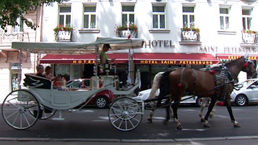 Kutsche vor einem Hotel | Bild: BR
