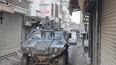 Ein gepanzertes Fahrzeug in einer Straße | Bild: BR