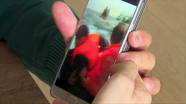 Das Foto einer Szene auf einem Flüchtlingsboot auf einem Smartphone | Bild: BR