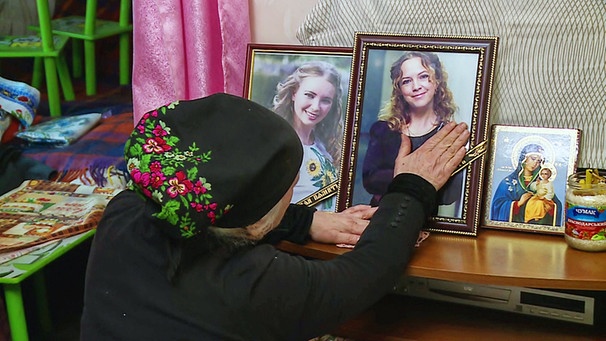 Mutter vor den Bildern ihrer ermordeten Töchter | Bild: BR
