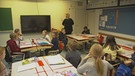 Schüler und eine Lehrerin in Finnland | Bild: BR