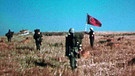 Der Einmarsch 1974: Türkische Soldaten mit einer Flagge | Bild: BR