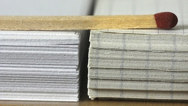 Weißes Papier und Recyclingpapier | Bild: picture-alliance/dpa