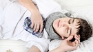 Mann liegt krank und benommen im Bett | Bild: colourbox.com