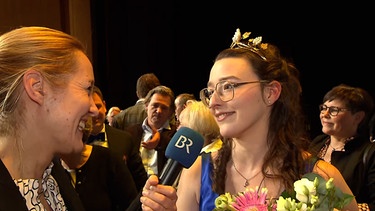 Die neue Fränkische Weinkönigin Lisa Lehritter im Interview mit Katrin Küx. | Bild: BR