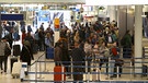 Viele Menschen im Nürnberger Flughafen, die drauf warten, zu verreisen. | Bild: BR