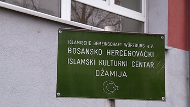 Schild von der Islamisch-Bosnischen Gemeinschaft Würzburg. | Bild: BR