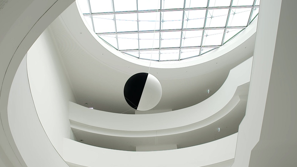Große, hängende Kugel im Foyer des Max-Planck-Instituts. | Bild: BR