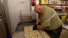 Über ein halbes Jahr lang musste Andreas Rother seinen Bäckerei-Betrieb schließen. Nun öffnet er wieder. | Bild: BR