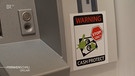 Ein Geldautomat mit Sticker der auf die neue Technologie verweißt, welche Banknoten mit Farbe zerstört, beim Versuch den Geldautomaten zu knacken. | Bild: BR