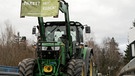 Bauernprotest mit Traktor und Plakat. | Bild: BR