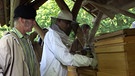 Der Imkerkurs des des Imker-Kreisverbandes Rhön-Grabfeld bei der Arbeit mit Bienen. | Bild: BR