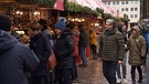 Besucher auf dem Nürnberger Christkindlesmarkt. | Bild: BR