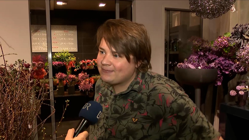 Der Besitzer eines Nürnberger Blumenladens wird interviewt. | Bild: BR