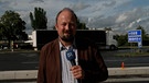 BR-Reporter Lorenz Storch an einem Autobahnrastplatz | Bild: BR Fernsehen