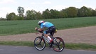 Thomas Rumpel von der BR-Staffel beim Radfahren. | Bild: BR