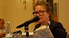 Simone Veenstra alias Luise Diekhoff liest aus ihrem Buch. | Bild: BR