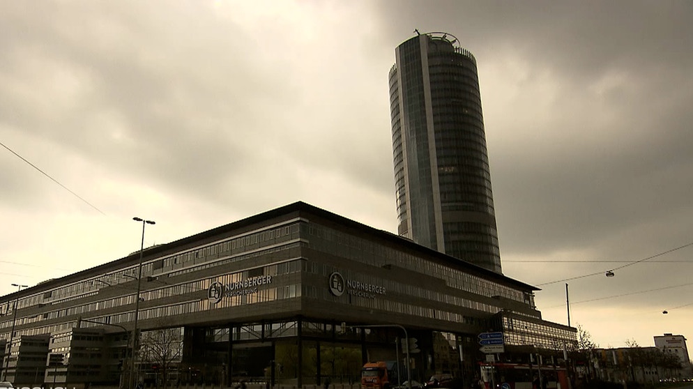 Der Nürnberger Versicherungsturm, sowohl Wahrzeichen der Versicherung als auch bald leere Bürofläche. | Bild: BR