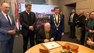 Der Bürgermeister von Charkiw trägt sich das Gästebuch der Stadt Nürnberg ein. | Bild: BR