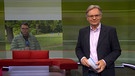 Charly Hilpert moderiert die Frankenschau aktuell. Im Hintergrund bereitet sich Jürgen Lassauer vor für das Wetter. | Bild: BR