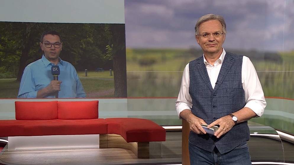 Charly Hilpert im Studio der Frankenschau aktuell, auf einem Bildschirm im Hintergrund Jürgen Lassauer | Bild: BR Fernsehen