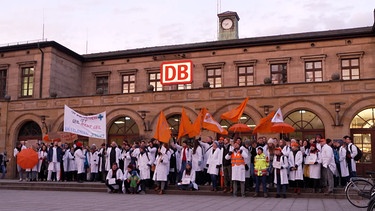Ärztinnen und Ärzte mit Schildern bei einer Demo. | Bild: BR