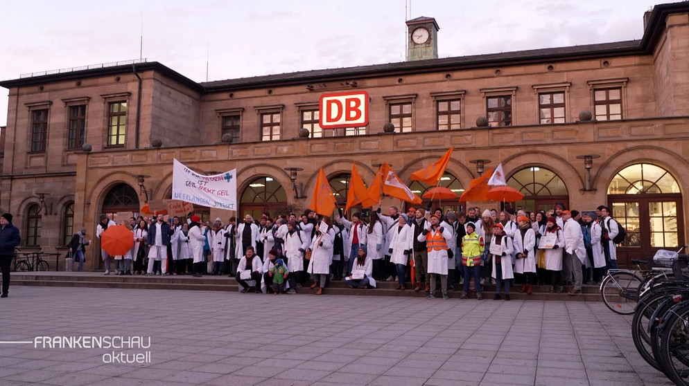 Ärztinnen und Ärzte mit Schildern bei einer Demo. | Bild: BR