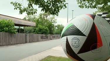 Ein Fußball im Vordergrund. Quartier im Hintegrrund. | Bild: BR
