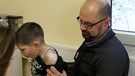 Junge mit Diabetes-Sensor am Arm. | Bild: BR