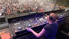 DJ auf und Festivalbesucher vor der Bühne des Festivals "Open Beatz" | Bild: BR Fernsehen