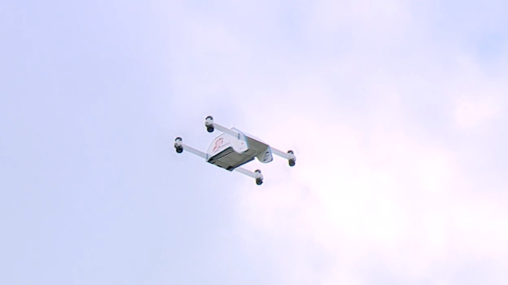 Eine Drohne, die in Zukunft autrak Medikamente liefern soll. | Bild: BR