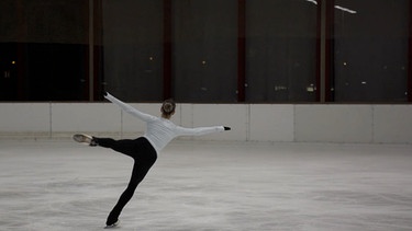 Eiskunstläuferin beim Training. | Bild: BR