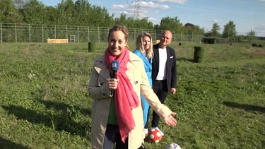 Katrin Küx spielt Fußball. | Bild: BR