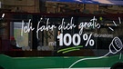 Ein Elektro-Bus in Erlangen trägt die Aufschrift "Ich fahr dich gratis mit 100 % Grünstrom" | Bild: BR