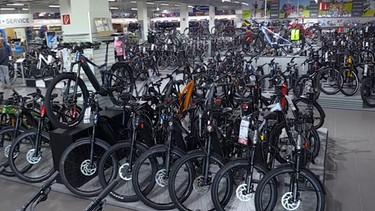 Mehrere fahrräder in einem Verkaufsraum. | Bild: BR