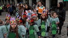Eine Gruppe Kinder als "Raupe Nimmersatt" beim Kinderfaschinsumzug in Nürnberg. | Bild: BR