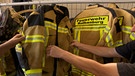 Feuerwehr-Anzüge. | Bild: BR
