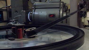 Eine Filmrolle läuft auf einem Projektor ab bei dem Internationalem Filmwochenende in Würzburg. | Bild: BR