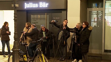 Einige der Mitglieder des Fotoclubs Würzburg beim gemeinsamen Fotografieren. | Bild: BR