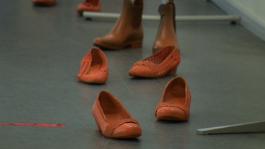 Orange-farbene Schuhe stehen im Würzburger Rathaus. Sie sind Teil einer Aktion am internationalen Tag gegen Gewalt gegen Frauen. | Bild: BR