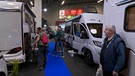 Besucher schauen sich ausgestellte Wohnmobile auf der Nürnerberger Freizeitmesse an | Bild: BR