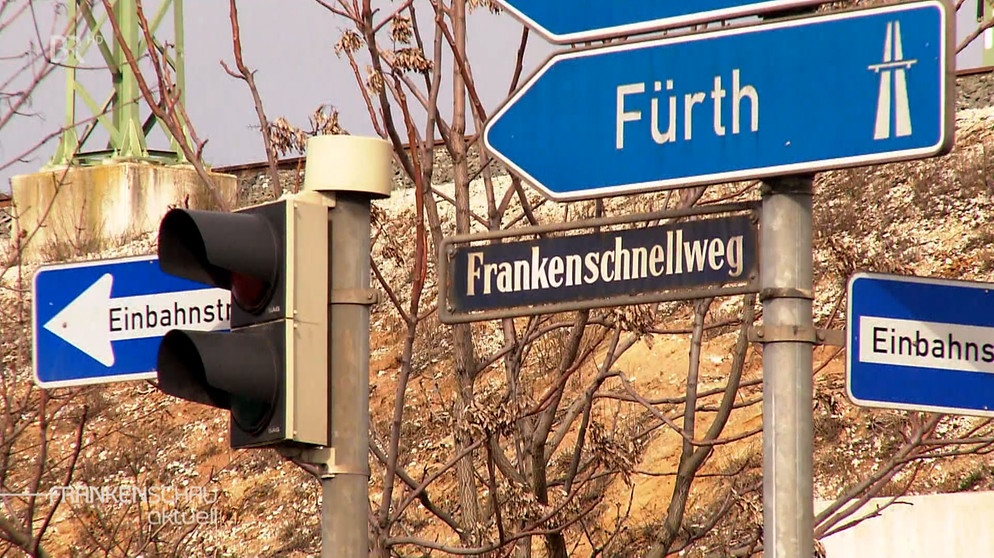 Der Schilderweld am Frankenschnellweg der Nürnberger Stadtautobahn. | Bild: BR