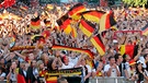 Deutsche Fußballfans beim Public Viewing | Bild: picture-alliance/dpa