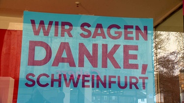 Ein Schild mit der Aufschrift "Wir sagen Danke, Schweinfurt" hängt im Schaufenster der Galeria-Kaufhof-Filiale in Schweinfurt. | Bild: BR