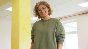 Frau trägt Pullover aus nachhaltigem Garn. | Bild: BR