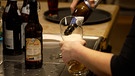 Eine Wirtin schenkt ein alkoholfreies Bier ein. | Bild: BR