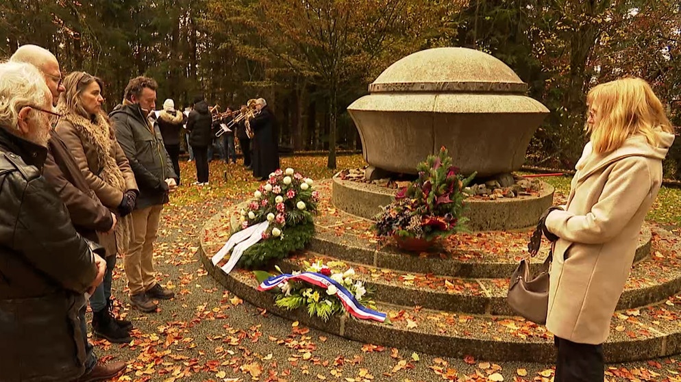 Eine Gedenkfeier für die Opfer des KZ-Hersbruck. | Bild: BR